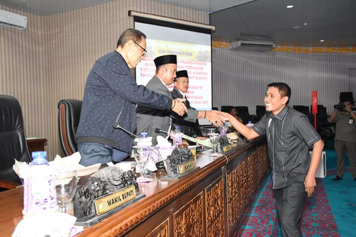1542093497-RiauBertuah co-Firman Wahyudi, Anggota Praksi Hanura saat Menyerahkan Pandangan Praksi Terhadap KUA PPAS T A 2019