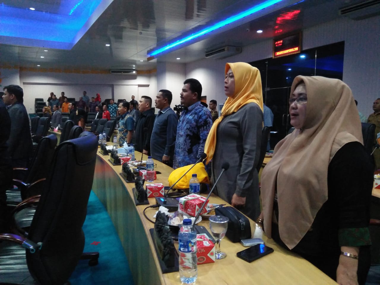 1543303190-RiauBertuah co-Reni Santi, Hj  Hermiati dan Beberapa anggota DPRd Kampar Menyayikan Lagu Indonesia Raya