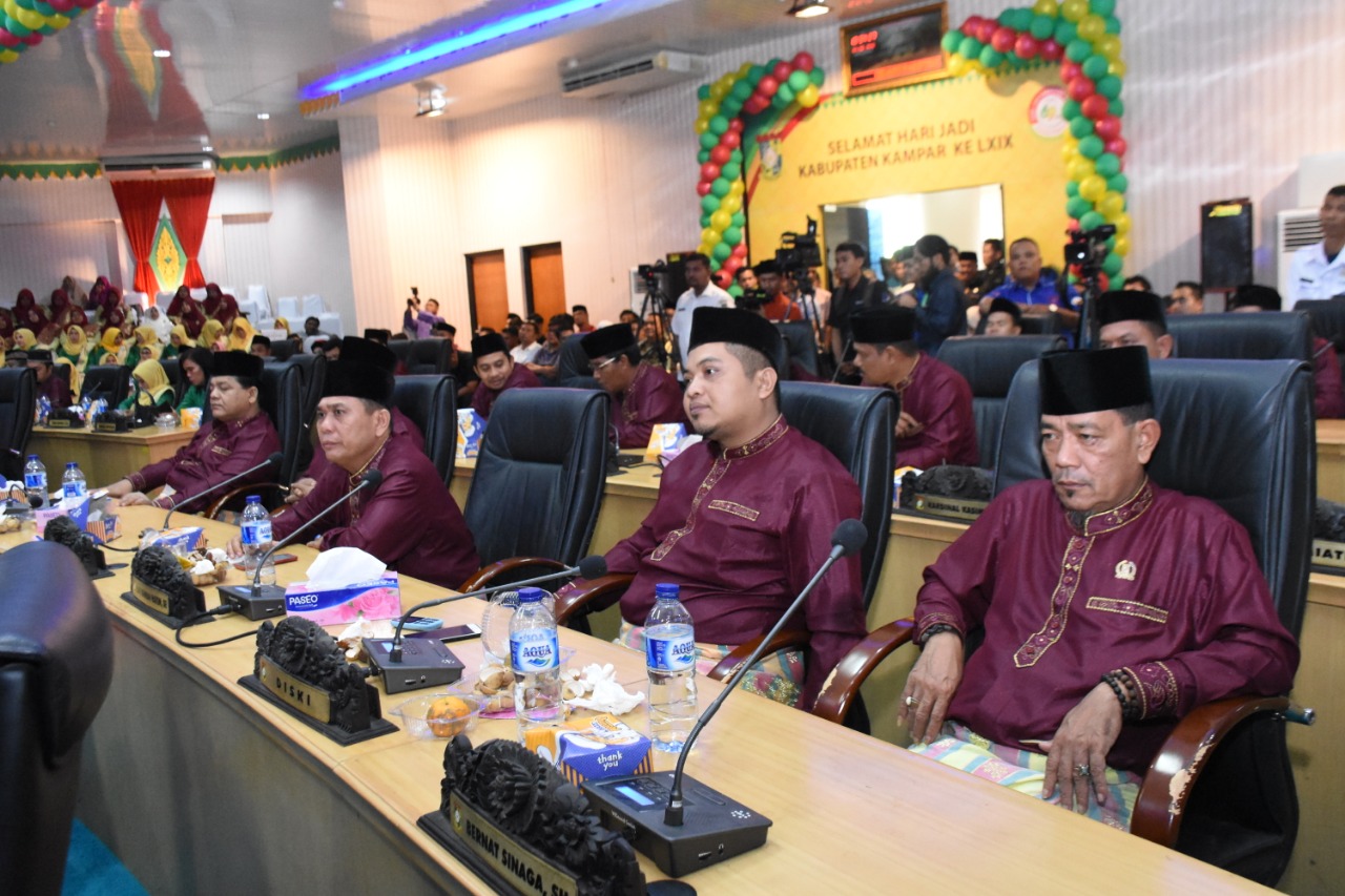 1549507778-RiauBertuah co-Anggota DPRD Terlihat Hikmat Saat mengikuti Sidang Paripurna