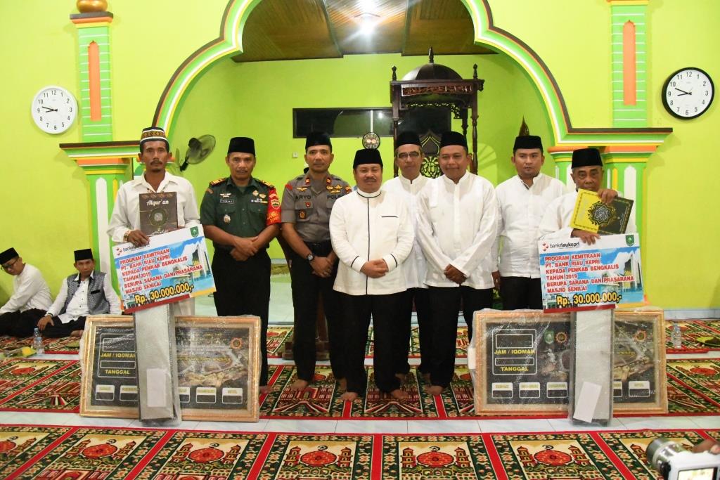 1558065178-RiauBertuah co-Penyerahan Bantuan uang Rp 30 Juta untuk Masjid Al-Falah Desa Sepotong dan Masjid Darussalam Desa Sadar Jaya Kecamatan Siak Kecil dari PT  Bank Riau Kepri Cabang Bengkalis