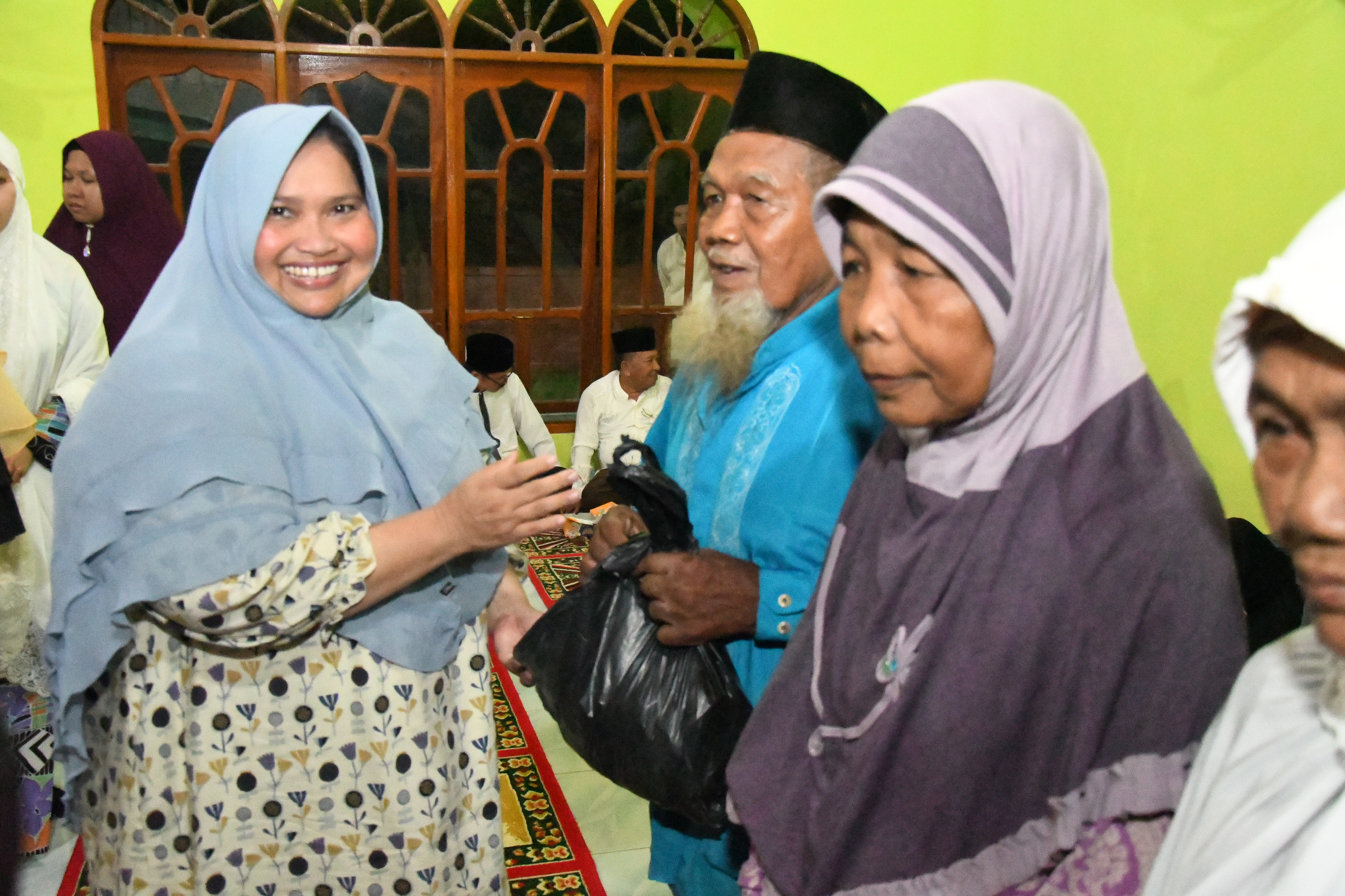 1558065334-RiauBertuah co-Ketua TP PKK Kabupaten Bengkalis Kasmarni serahkan bantuan untuk lanjut usia dari Dinas Sosial Kabupaten Bengkalis