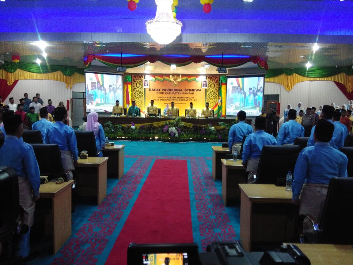 1584591792-RiauBertuah co-eserta Rapat Paripurna Istimewa HUT ke-70 Kabupaten Kampar dan Tamu Undungan saat menyanyikan Lagu Indonesia Raya