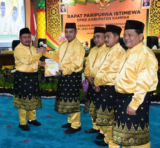 1584592066-RiauBertuah co-Penyerahan Perda oleh Bupati Kampar kepada pimpinan DPRD Kampar