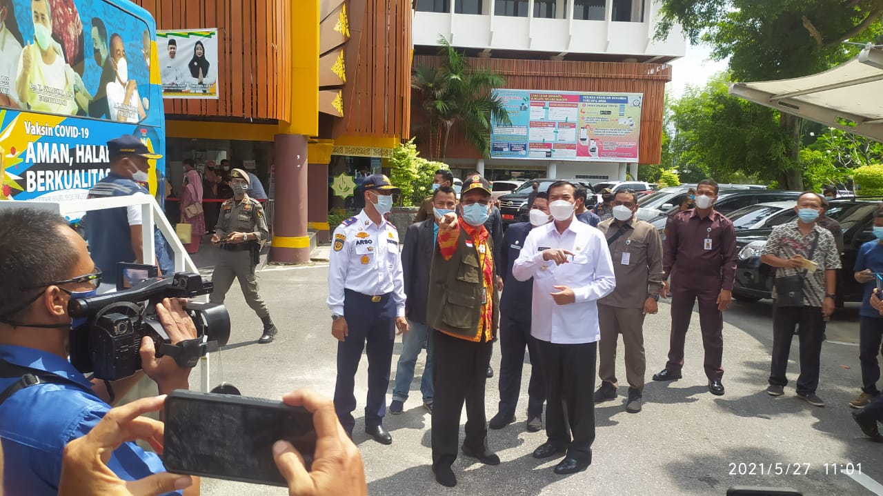 1635131394-RiauBertuah co-walikota Pekanbaru Firdaus Saat persiapan peresmian bus vaksin keliling